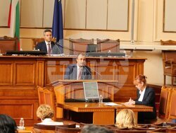 Снимка: Пресцентър БСП - гласуване - заплати - Народното събрание 