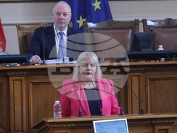 Снимка: Пресцентър БСП - гласуване - заплати - Народното събрание 