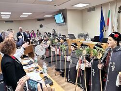 Снимка: Общински съвет - Плевен - С коледарски поздрав започна последното за годината заседание на Общински съвет - Плевен