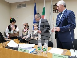 Снимка: Общински съвет - Плевен - С коледарски поздрав започна последното за годината заседание на Общински съвет - Плевен