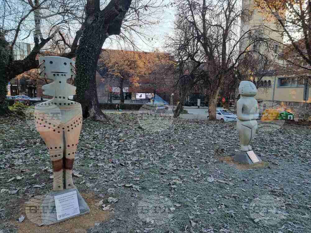 Уголемени пластики на праисторически артефакти са изложени в старозагорски парк