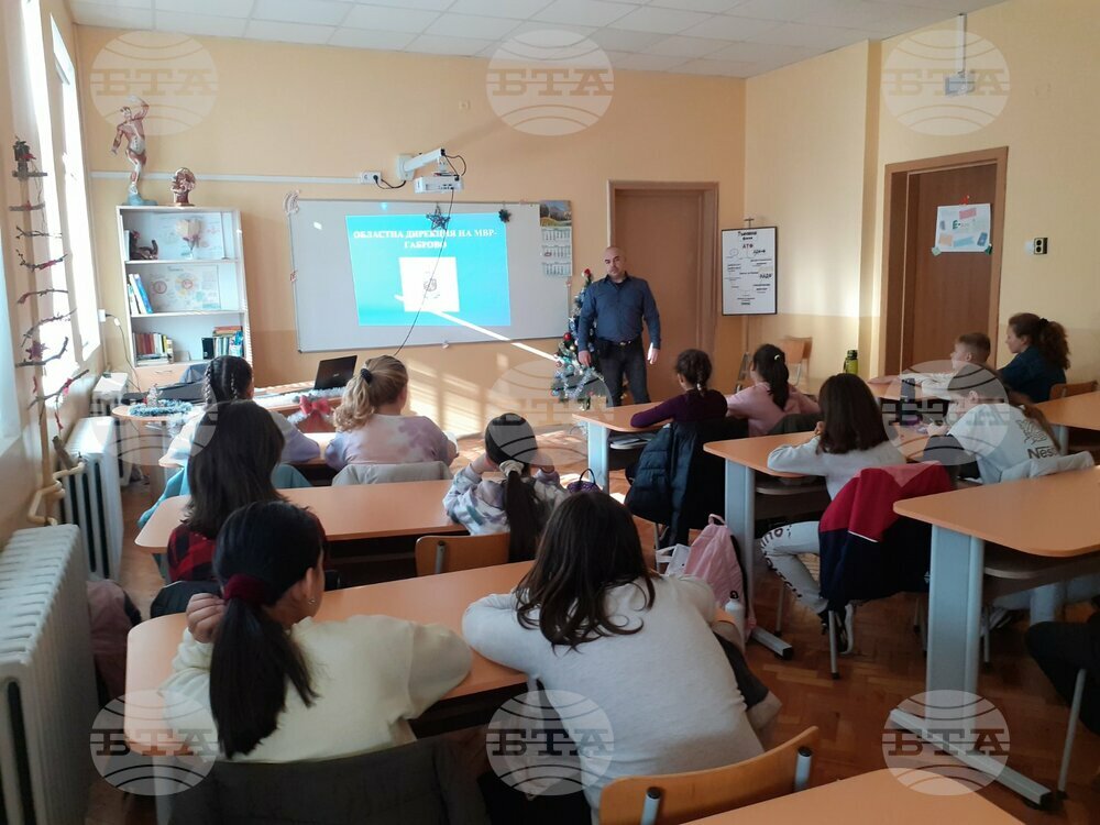 Инспектори от „Детска педагогическа стая“ организираха беседи с учениците в област Габрово