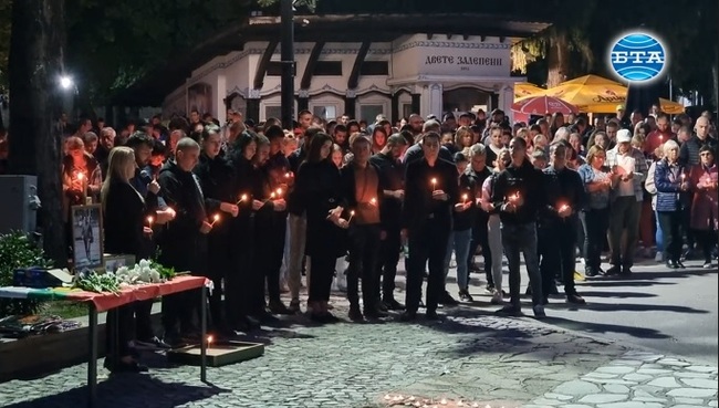 Стотици хора се събраха на площада в Разлог, където почетоха загиналия пилот капитан Венцислав Дункин