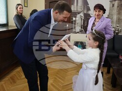 Снимка: Община Хасково - Малките щурчета от Детска градина №19 „Щурче“ днес изненадаха кмета на Община Хасково Станислав Дечев