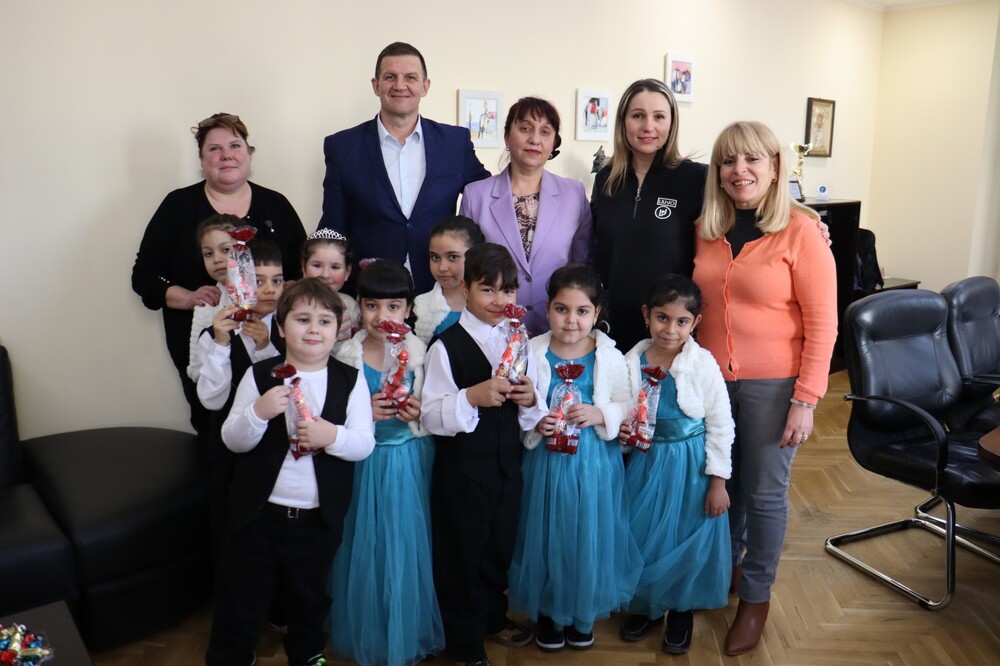 Община Хасково: Малките щурчета от Детска градина №19 „Щурче“ днес изненадаха кмета на Община Хасково Станислав Дечев