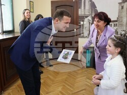 Снимка: Община Хасково - Малките щурчета от Детска градина №19 „Щурче“ днес изненадаха кмета на Община Хасково Станислав Дечев