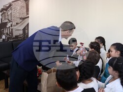 Снимка: Община Хасково - Малките щурчета от Детска градина №19 „Щурче“ днес изненадаха кмета на Община Хасково Станислав Дечев