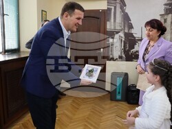 Снимка: Община Хасково - Малките щурчета от Детска градина №19 „Щурче“ днес изненадаха кмета на Община Хасково Станислав Дечев