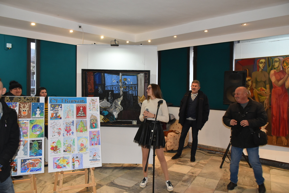 Община Ловеч: В Ловеч бе открита изложба от конкурса за коледна картичка