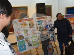 Снимка: Община Ловеч - Изложба на коледни картички.