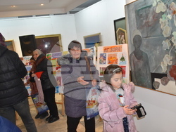 Снимка: Община Ловеч - Изложба на коледни картички.