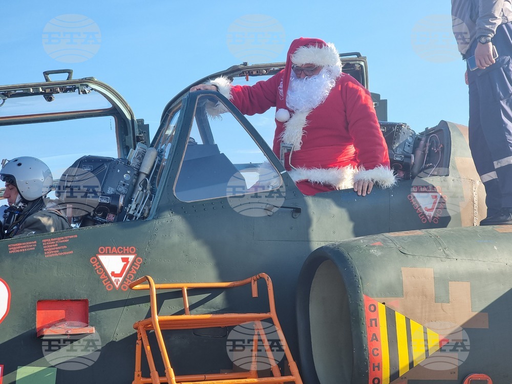 Дядо Коледа кацна в авиобаза „Безмер“ край Ямбол със самолет Су-25
