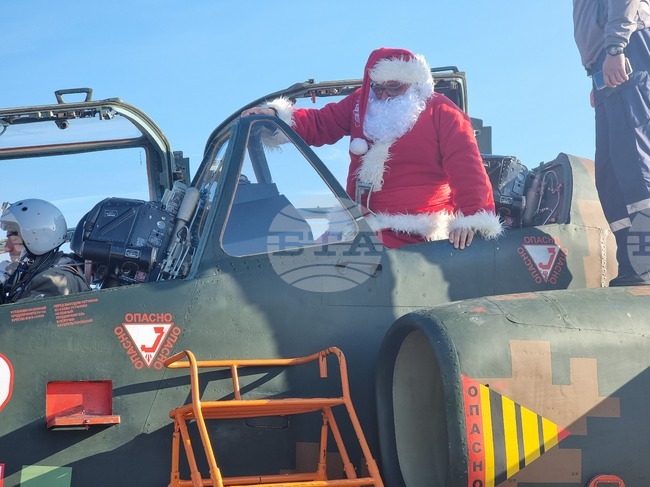 Дядо Коледа се очаква да кацне днес в авиобаза "Безмер" край Ямбол 