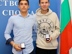 Снимка: Министерство на младежта и спорта - Министър Лечева награди тенисистите Илиян Радулов и Адрияно Дженев за титлата на „Ориндж Боул“