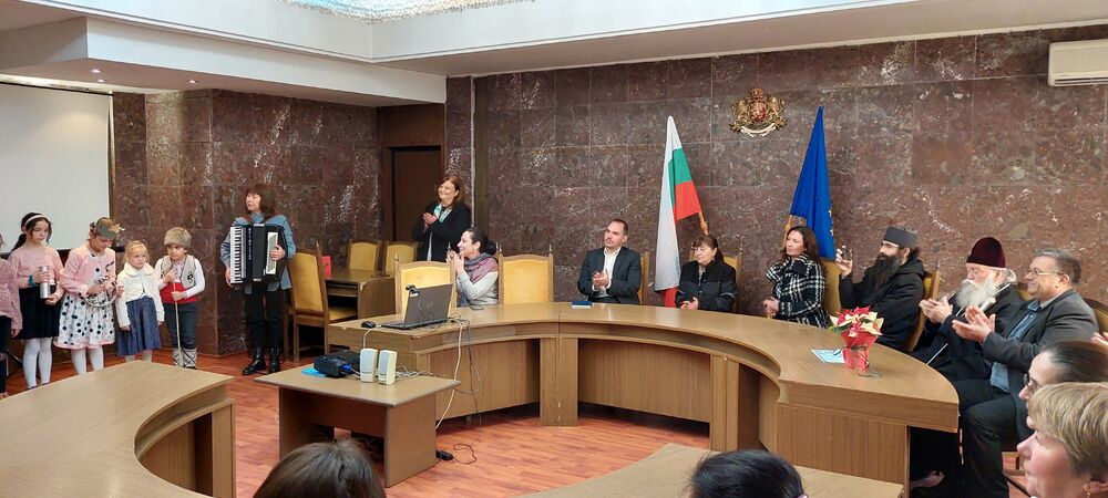 Областна администрация - Ловеч: Областният управител посрещна коледари от ЧНУ „Св. Седмочисленици“