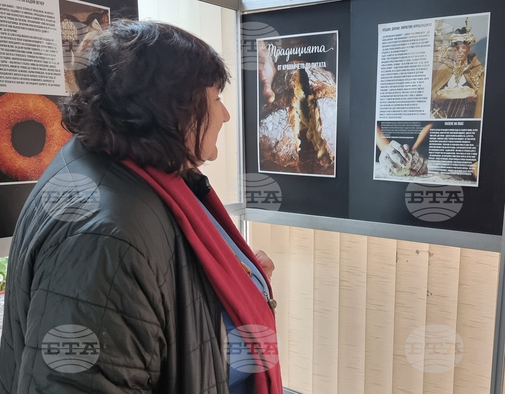 Варненската библиотека разказва с изложба историята на променящите се коледни традиции