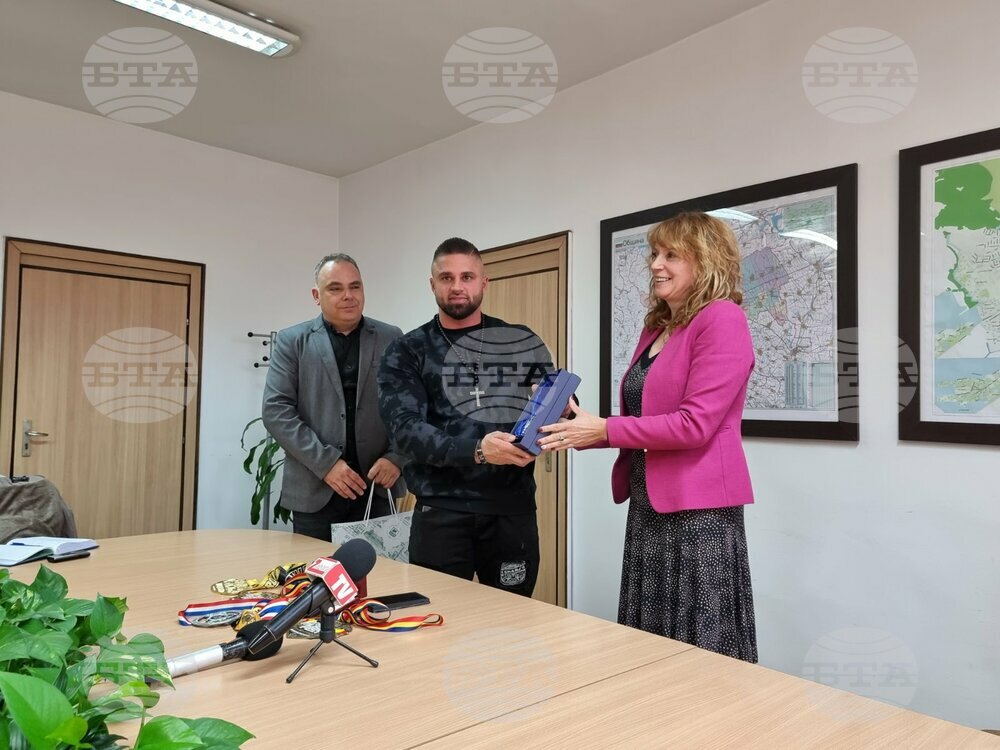 Заместник-кметът на Стара Загора Красимира Чахова отличи със специален плакет световен вицешампион по културизъм