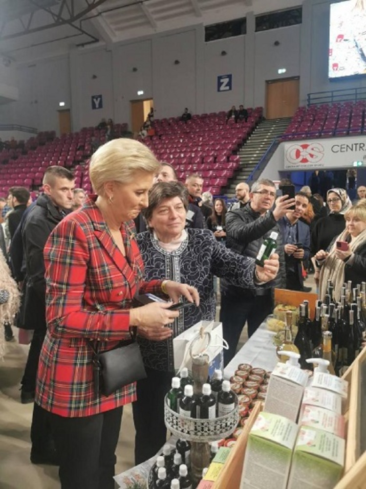 Bulgarian Cosmetics, Spices Impress at Charity Bazaar in Warsaw