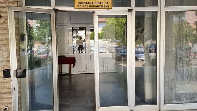 Мъж на 48 години, който лежал на пътя през нощта, е бил прегазен от кола в Монтана и е загинал на място