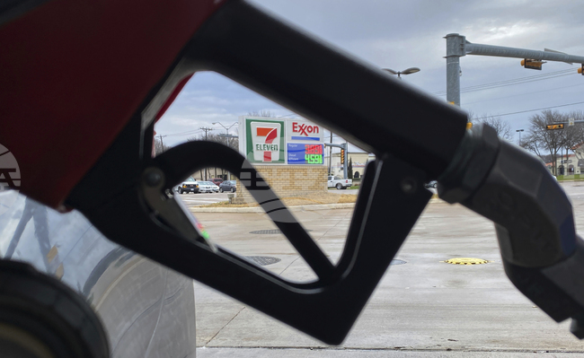 Цистерна с бензин избухна в пламъци след катастрофа край бензиностанция в Тексас 