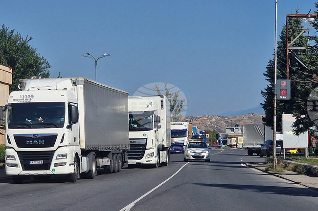 Интензивен е трафикът за товарни автомобили на граничните пунктове "Капитан Андреево" и "Лесово"