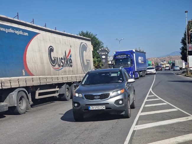 Близо два километра е колоната от товарни автомобили на изход на граничен пункт "Кулата" към този час