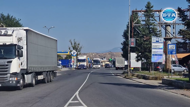 Близо два километра е колоната от товарни автомобили на изход на граничен пункт "Кулата"