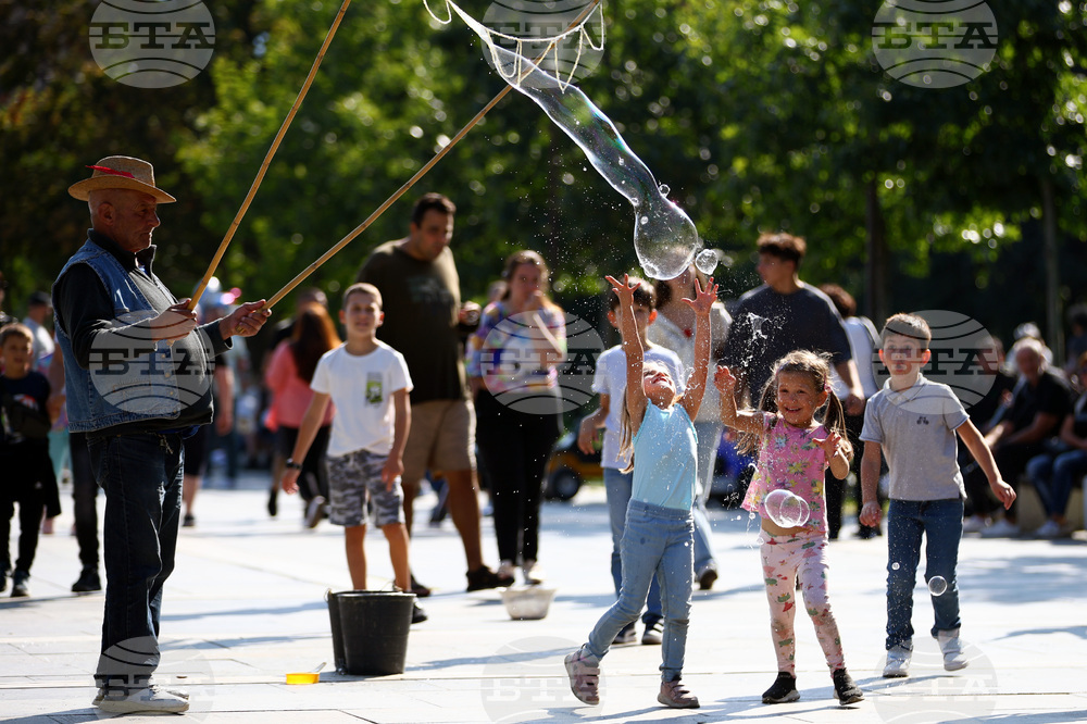 Деца - сапунени балони