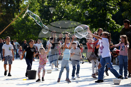 Деца - сапунени балони