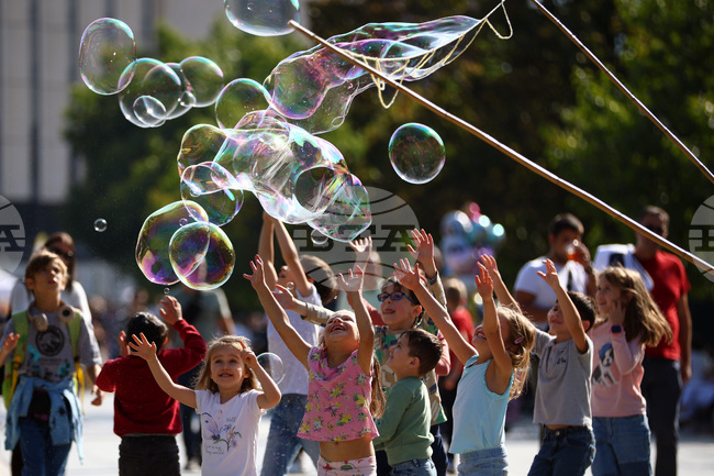  Деца - сапунени балони