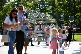 Деца - сапунени балони