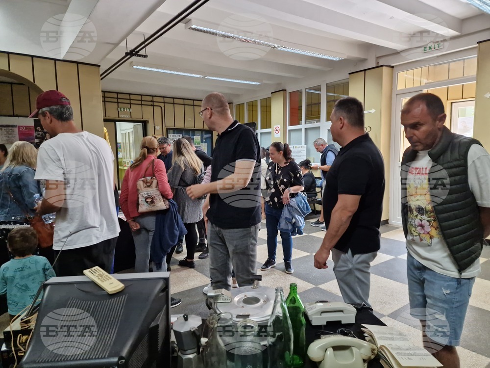 Костенец - НЧ „Прогрес -1907“ - изложба „Назад във времето“ - откриване