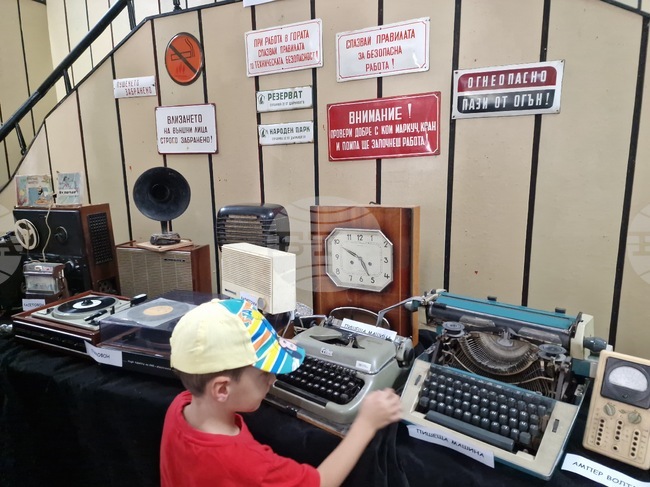 Костенец - НЧ „Прогрес -1907“ - изложба „Назад във времето“ - откриване