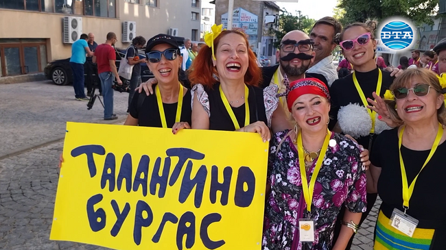 С традиционно шествие на камили в Тополовград се откри Международният фестивал на любителските комедийни театри