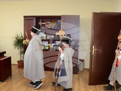 Видин - Коледари от читалище „Цвят“ отправиха поздрав към общинското ръководство