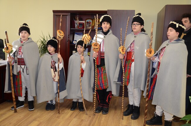 Община Видин: Коледари от читалище „Цвят“ отправиха поздрав към общинското ръководство