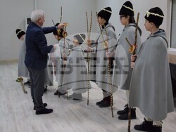 Областният управител и колективът на Областна администрация Видин посрещнаха коледарска дружина от Народно читалище „Цвят“