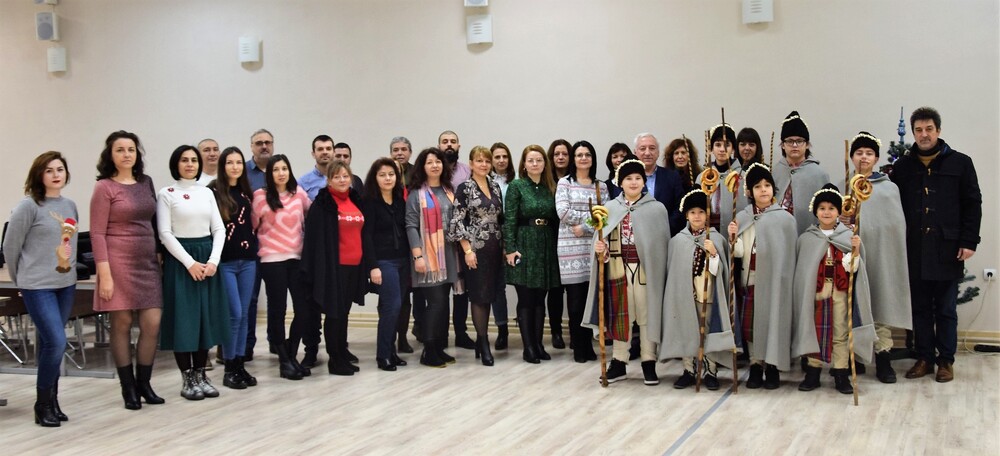 Областният управител и колективът на Областна администрация Видин посрещнаха коледарска дружина от Народно читалище „Цвят“