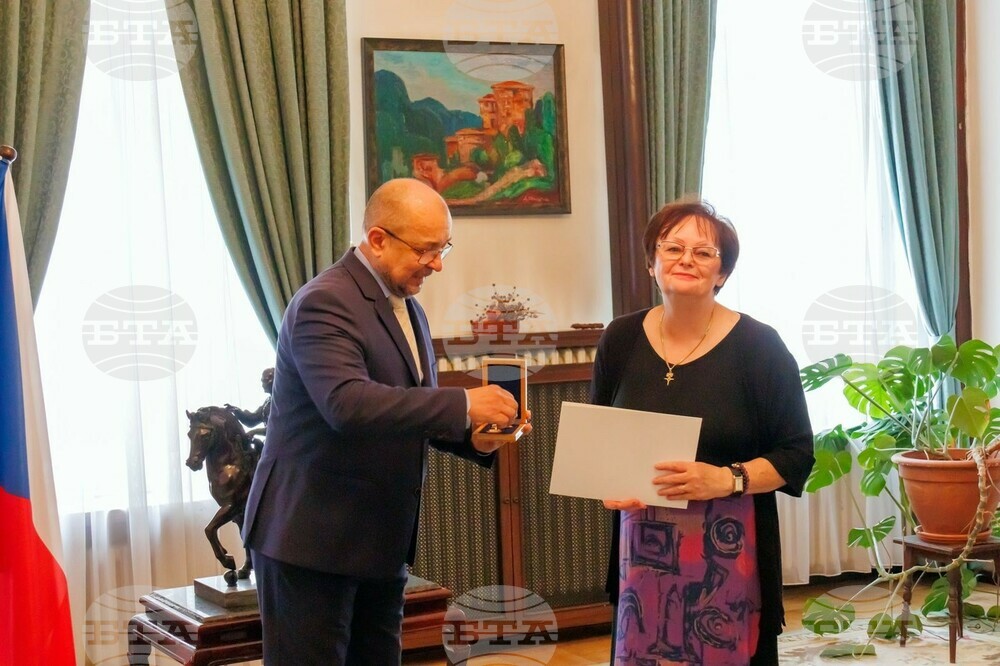 Посланикът на България в Чехия Данчо Мичев връчи наградата „Златен почетен знак“ на Маргарита Цибулкова