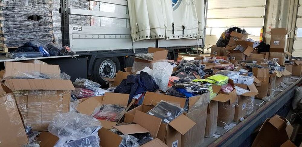 Агенция "Митници": Митнически служители задържаха над 27 000 „маркови“ стоки в района на ГКПП Капитан Петко войвода