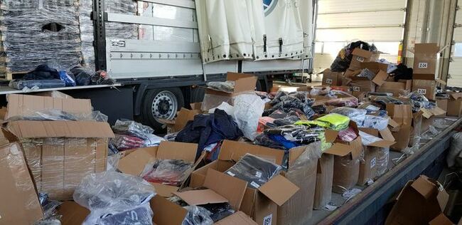 Агенция "Митници": Митнически служители задържаха над 27 000 „маркови“ стоки в района на ГКПП Капитан Петко войвода