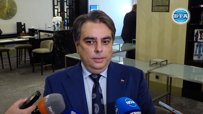 Всички листи са уточнени от „Продължаваме промяната“, чакаме „Демократична България“ да приключат с техните формалности, каза Асен Василев