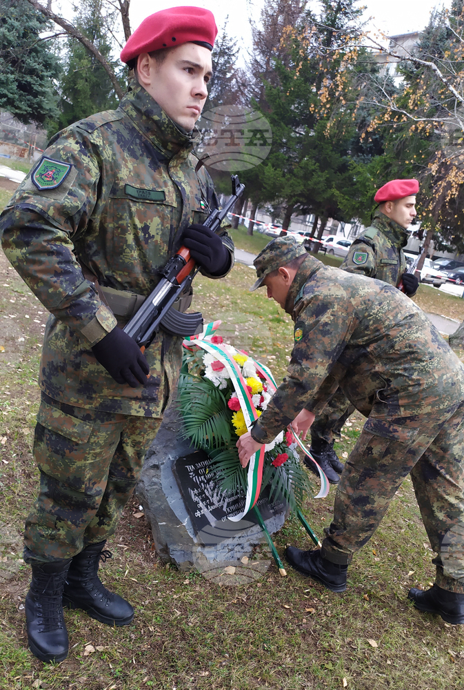 В Плевен днес бе отслужена панихида в памет на военнослужещите от 5-та Шипченска механизирана бригада, загинали в Ирак