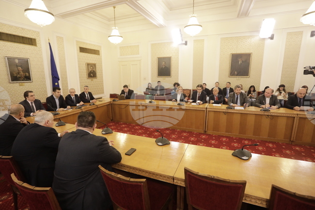 Парламент - "Продължаваме Промяната" - национални приоритети - обсъждане