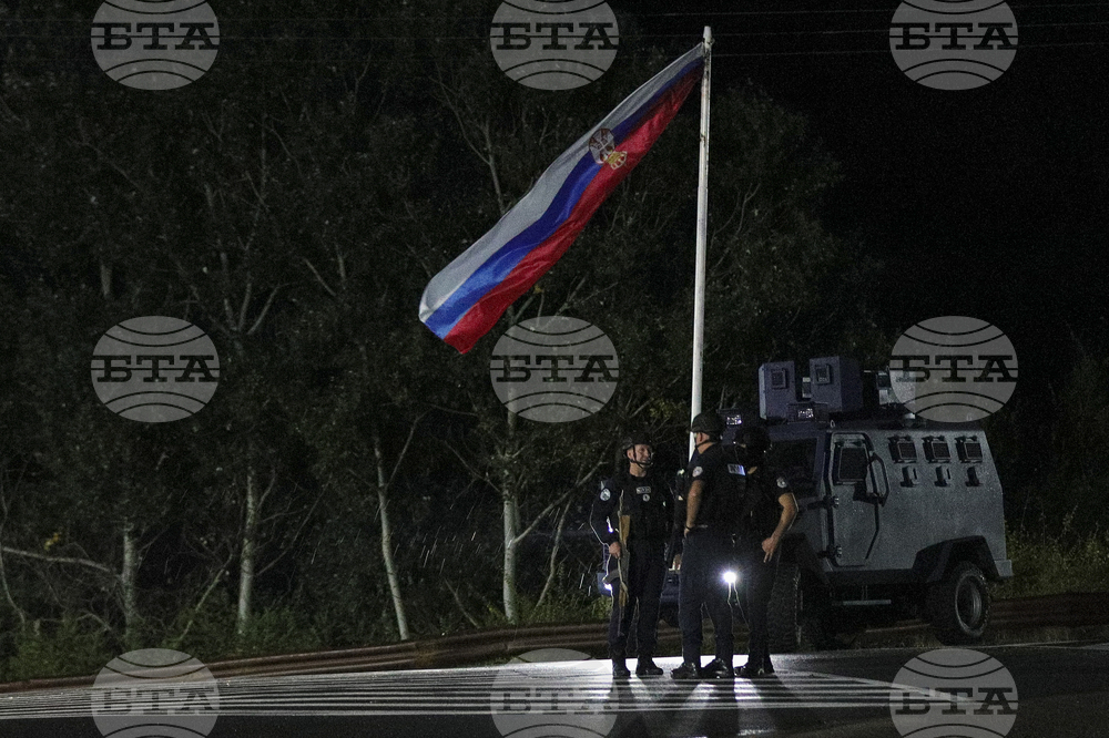 Дванайсет души, сред които малолетни, са били задържани, след като развявали албанското знаме в населената предимно със сърби Северна Митровица