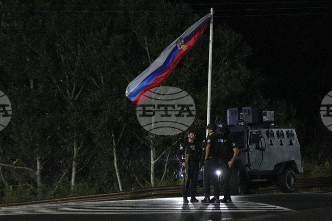 Дванайсет души, сред които малолетни, са били задържани, след като развявали албанското знаме в населената предимно със сърби Северна Митровица