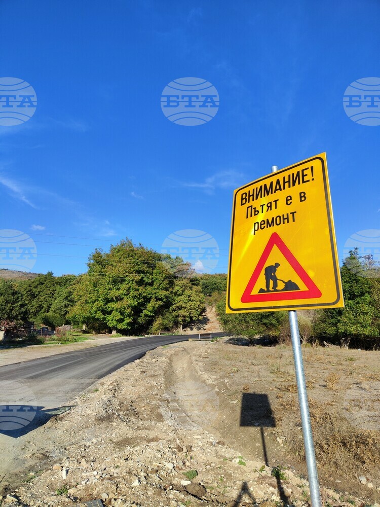 Община Котел съобщи, че приключва асфалтирането на близо 5 км участък към село Медвен