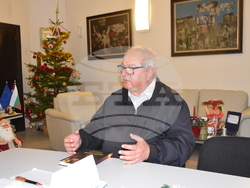 Музикологът Христо Бъжев книгата си „Органите в България. Исторически обзор“ на кмета на Ловеч