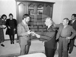 Желю Желев-Филип Димитров  София (12 ноември 1992)   Желю Желев връчва мандата на Филип Димитров за   съставяне на правителство на СДС. Снимка Божидар Тодоров  Пресфото БТА 92-1212-28