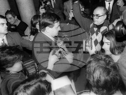 президент-мандат-левица София.Президентът Петър СТоянов връчи проучвателен мандат за съставяне на ново правителство на излъчения от левицата кандидат за премиер Николай Добрев.Пресфото-БТА сн.Мартин Георгиев 97-113-3